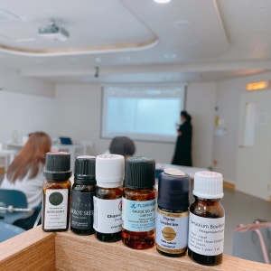교육원 강의실 테이블 위에 놓인 아로마 오일 병들
